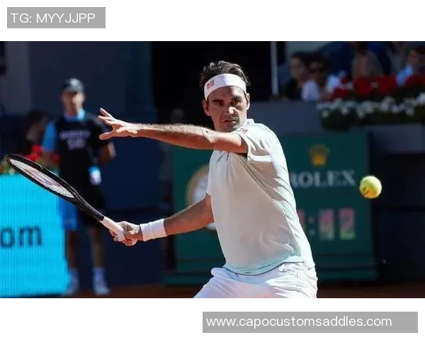 费德勒跨界足球场展现运动魅力与激情引发球迷热议